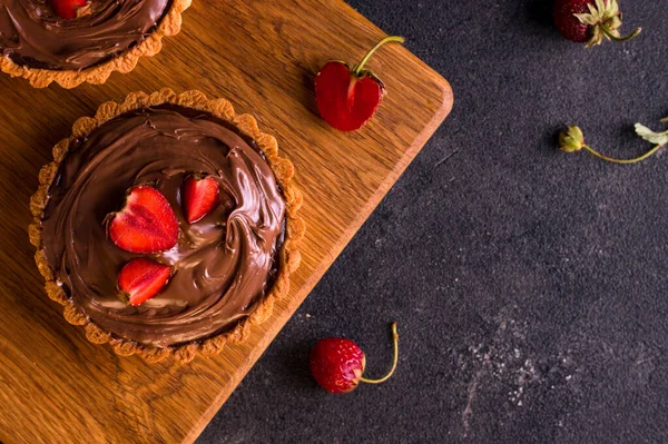 Sobremesa de chocolate. Torta de bagas. Espaço para cópia. Fundo escuro — Fotografia de Stock