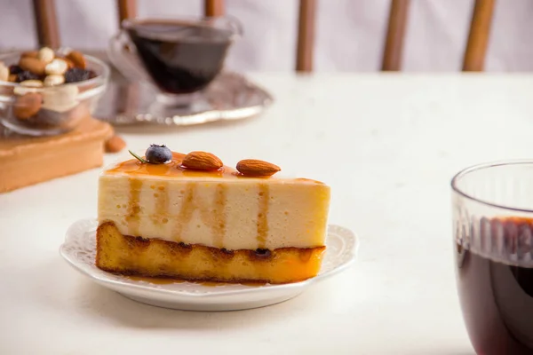 Sýrový koláč s oříšky na lehkém pozadí. Sladkosti — Stock fotografie