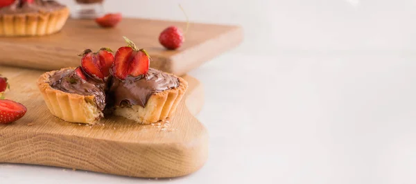 Torta Chocolate Com Morangos Prato Branco Banner Espaço Cópia — Fotografia de Stock