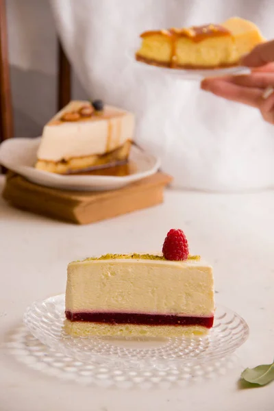 Koncept sladkých koláčků. Sýrový koláč s malinovou marmeládou na světlém pozadí — Stock fotografie