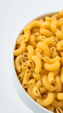 Çiğ, çiğ, çiğ makarna, beyaz arka planda makarna. Fesleğen domates pesto sosu. Ev yapımı taze İtalyan yemeği. Sağlıklı bir yemek için tam teşekküllü vejetaryen makarna.