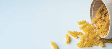 Çiğ pişmemiş Fusilli makarna makarna makarna beyaz arka planda fesleğen domates pesto sosu ev yapımı taze İtalyan yemeği organik, vejetaryen makarna sağlıklı bir yemek için.