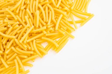 Çiğ, çiğ makarna makarna makarna makarna beyaz kâse ahşap arka plan fesleğen domates pesto sosu ev yapımı İtalyan yemeği organik buğday vegan spagetti sağlıklı bir yemek için