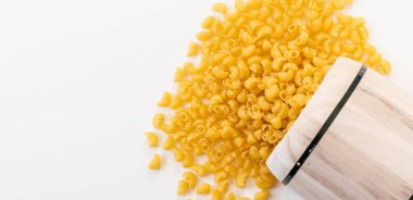 Çiğ, çiğ, çiğ, pipo makarna makarna makarna beyaz kâse ahşap arka plan fesleğen domates pesto sosu ev yapımı İtalyan yemeği tam buğday vejetaryen spagettisi sağlıklı bir yemek için