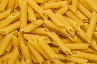 Beyaz arka planda bir kasede çiğ pişmemiş makarna. Fesleğen domates pesto sosu için iyi. Ev yapımı İtalyan yemeği. Biyolojik, organik, vejetaryen, sağlıklı bir yemek için spagetti.