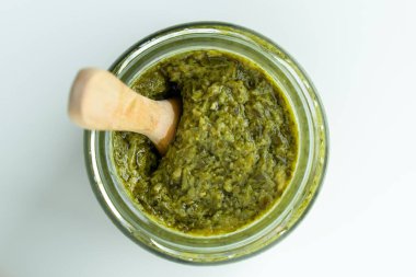 Ev yapımı yemek tarifi yeşil pesto makarna organik sağlıklı yemek sosu cam kavanozda taze fesleğen yaprağı parmesan peynirli fındık sağlıklı vejetaryen yemeği için