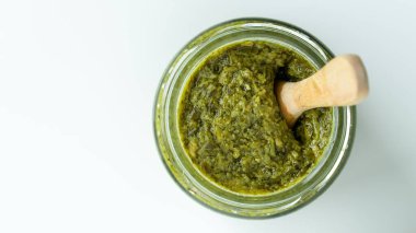 Ev yapımı yemek tarifi yeşil pesto makarna organik sağlıklı yemek sosu cam kavanozda taze fesleğen yaprağı parmesan peynirli fındık sağlıklı vejetaryen yemeği için