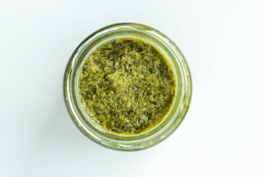 Ev yapımı yemek tarifi yeşil pesto makarna organik sağlıklı yemek sosu cam kavanozda taze fesleğen yaprağı parmesan peynirli fındık sağlıklı vejetaryen yemeği için