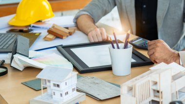 Emlak işi iç mimarı profesyonel takım çalışması video konferansı çevrimiçi Avrupa Yönetimi ve Asya Takımının mutlu bir gülümseme başarı kontratıyla yeni normal sarı kaskla buluşması