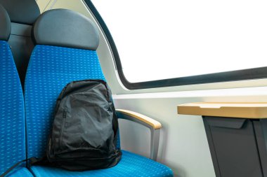 Avrupa 'da temiz hijyen koltuğu. Almanya' da toplu taşımacılık treni. Gezginler için güneş ışığı alan metro otobüsü.