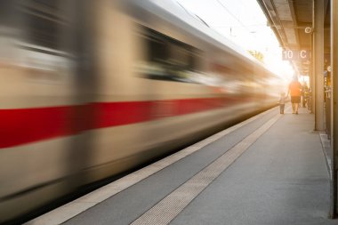 Demiryolu tünelinde trenin bulanık hareket hızıyla toplu taşıma araçlarının soyut arka plan yolculuğu