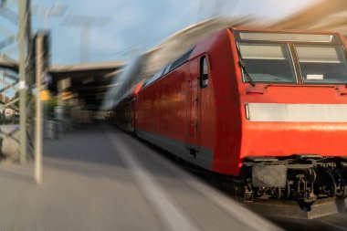 Demiryolu tünelinde trenin bulanık hareket hızıyla toplu taşıma araçlarının soyut arka plan yolculuğu