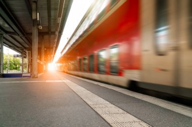 Demiryolu tünelinde trenin bulanık hareket hızıyla toplu taşıma araçlarının soyut arka plan yolculuğu