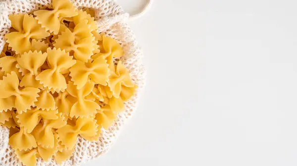 Roh Getrocknete Ungekochte Farfalle Nudeln Spaghetti Nudeln Auf Weißem Schüssel — Stockfoto