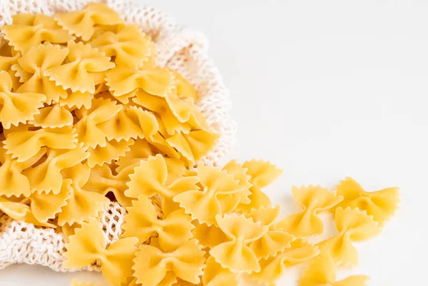 Nyers Száraz Főzés Nélküli Farfalle Tészta Spagetti Tészta Fehér Tál — Stock Fotó