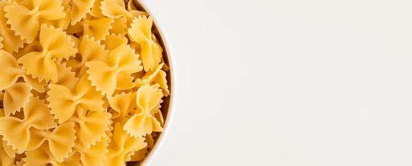 Nyers Száraz Főzés Nélküli Farfalle Tészta Spagetti Tészta Fehér Tál — Stock Fotó