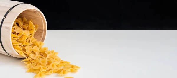 Харчова Суха Неприготована Farfalle Pasta Локшина Локшини Білої Миски Базильного — стокове фото