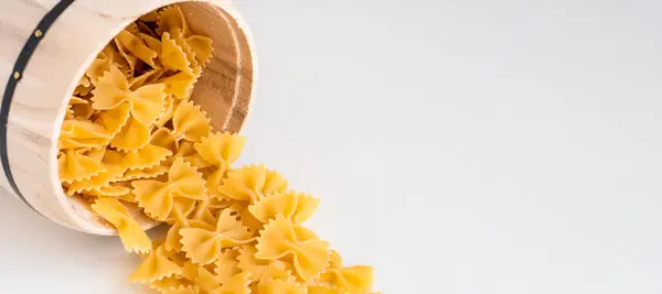 Roh Getrocknete Ungekochte Farfalle Nudeln Spaghetti Nudeln Auf Weißem Schüssel — Stockfoto