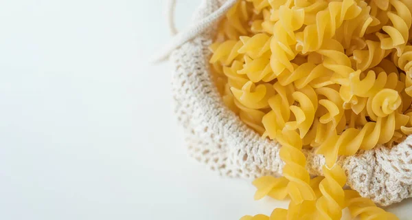 Roh Getrocknete Ungekochte Fusilli Nudeln Spaghetti Auf Weißem Hintergrund Gut — Stockfoto