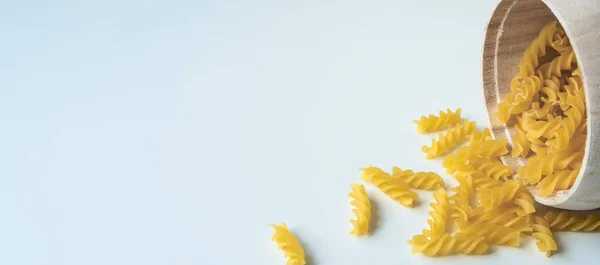 Харчовий Сухий Неприготований Локшина Спагеті Білому Тлі Добре Базильного Томатного — стокове фото