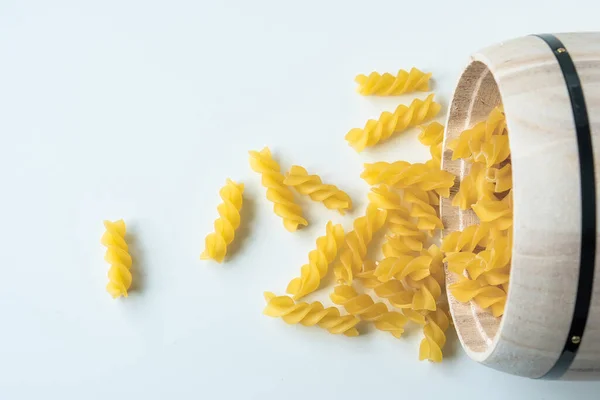 Сырая Сырая Сырая Сырая Сырая Макароны Fusilli Макароны Лапша Белом — стоковое фото