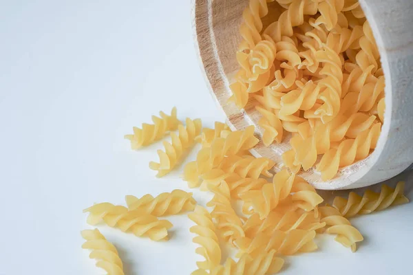 Nyers Száraz Főzés Nélküli Fusilli Tészta Spagetti Tészta Fehér Alapon — Stock Fotó