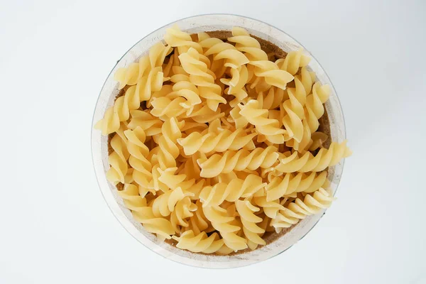 Surowy Suchy Makaron Fusilli Makaron Spaghetti Białym Tle Dobry Sosu — Zdjęcie stockowe