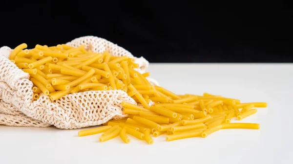 Nyers Száraz Főzés Nélküli Makaróni Tészta Spagetti Tészta Fehér Tál — Stock Fotó