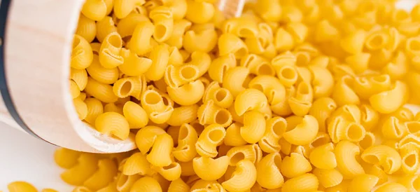 Mini Tubo Rigate Pasta Spaghetti Fideos Tazón Blanco Fondo Madera — Foto de Stock