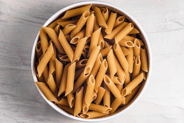 Penne Crude Secche Crude Una Ciotola Fondo Bianco Buono Salsa — Foto Stock