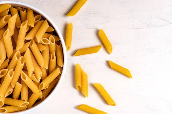 Pasta Penne Cruda Seca Sin Cocer Tazón Sobre Fondo Blanco — Foto de Stock