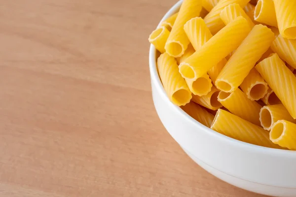 Nyers Száraz Főzés Nélküli Tortiglioni Tészta Spagetti Tészta Fehér Tál — Stock Fotó