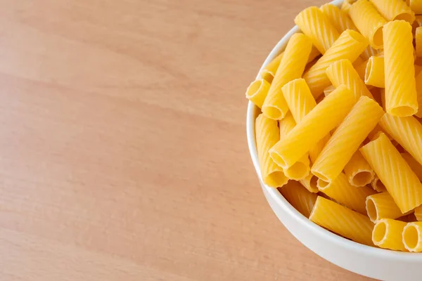 Nyers Száraz Főzés Nélküli Tortiglioni Tészta Spagetti Tészta Fehér Tál — Stock Fotó