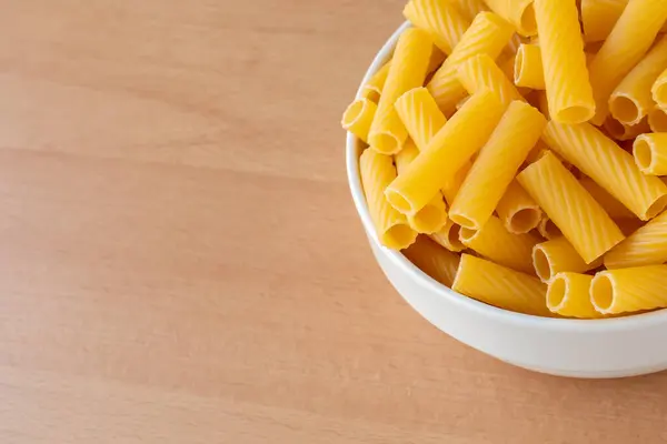 Nyers Száraz Főzés Nélküli Tortiglioni Tészta Spagetti Tészta Fehér Tál — Stock Fotó