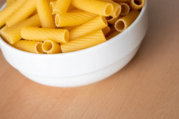 Torr Okokt Tortiglioni Pasta Spaghetti Nudel Vit Skål Trä Bakgrund — Stockfoto