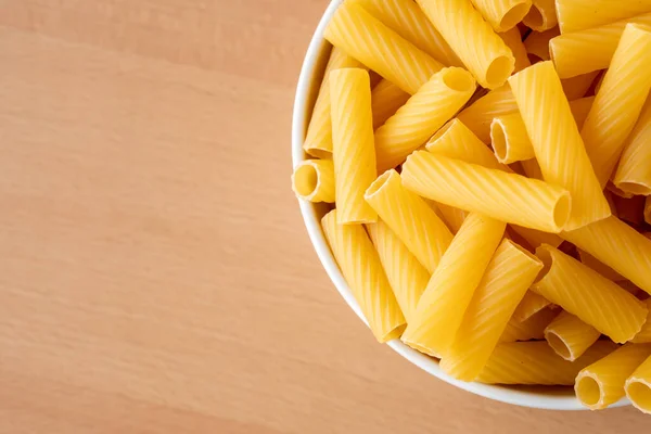 Spaghetti Crudi Crudi Crudi Tortiglioni Pasta Spaghetti Fondo Legno Ciotola — Foto Stock