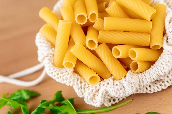 Rauwe Droge Ongekookte Tortiglioni Pasta Spaghetti Noodle Witte Schaal Houten — Stockfoto