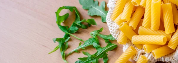 Spaghetti Crudi Crudi Crudi Tortiglioni Pasta Spaghetti Fondo Legno Ciotola — Foto Stock