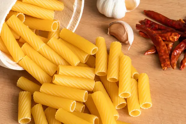 Spaghetti Crudi Crudi Crudi Tortiglioni Pasta Spaghetti Fondo Legno Ciotola — Foto Stock