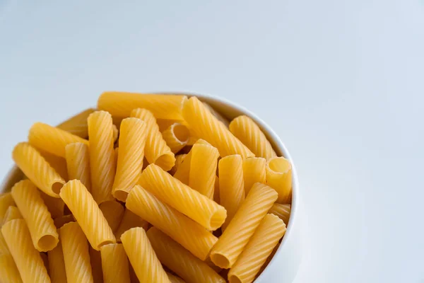 Nyers Száraz Főzés Nélküli Tortiglioni Tészta Spagetti Tészta Fehér Tál — Stock Fotó