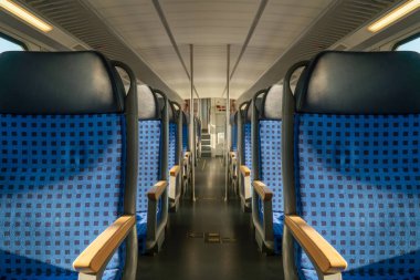 Avrupa 'da temiz, boş, bulanık hareket koltuğu gezginler için güneş ışığı alan toplu taşımacılık treni otobüsü, pencere manzaralı, doğa manzaralı seyahat etmek için.