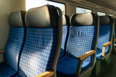 Avrupa 'da temiz hijyen koltuğu. Almanya' da toplu taşımacılık treni. Gezginler için güneş ışığı alan metro otobüsü.