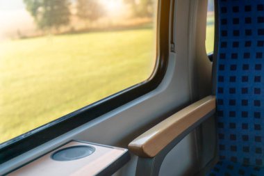 Avrupa 'da temiz hijyen koltuğu. Almanya' da toplu taşımacılık treni. Gezginler için güneş ışığı alan metro otobüsü.