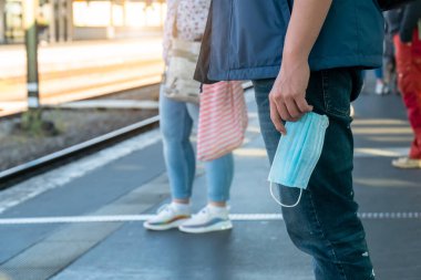 Boş platform tren durağı metrosu metro istasyonu yolcuları turistler ayakta bekliyor yeni normal sosyal mesafeli hijyen maskeli güvenli yolculuk covid corona virüsünden korunmak için