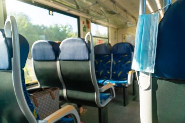 Pencere manzaralı ve mavi koltuklu metro vagonunun içi boş. İnsanlar, hijyen maskeli, güvenli bir yolculuk yapan turistler, covid corona virüsünden koruyor.