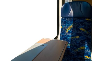 Avrupa 'da temiz hijyen için izole edilmiş beyaz pencere arkası. Almanya' da toplu taşımacılık treni otobüsü. Gezginler için güneş ışığı alan metro otobüsü.