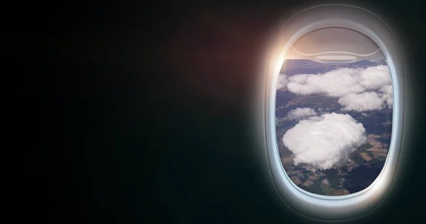 コピースペースと黒の背景航空機の座席フレームの外観雲の空の眺めを参照してください コロナウイルスリスク危機の間の翼の旅行フライトキャンセルの秋の需要 — ストック写真