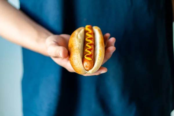 Amerikaanse Traditionele Fastfood Hotdog Met Vers Biologisch Broodbroodje Witte Tarwe — Stockfoto