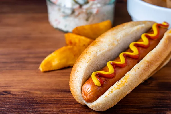 Amerykański Tradycyjny Fast Food Hotdog Świeżą Organiczną Bułką Chlebową Białą Obrazek Stockowy