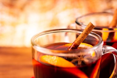 Alman geleneği, yeni yıl Noel pazarında yeni yıl festivali Gluhwein, baharatlı sıcak sıcak kırmızı şarap aromalı tarçın yıldızı anason. 